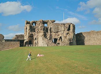 Denbigh Castle 044-000-135.jpg