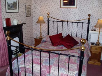 iron bed.jpg